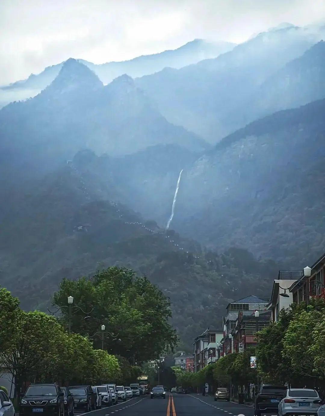 庐山含鄱口日出, 云海翻腾, 金色阳光穿透云层, 远山层叠, 游客剪影在观景台, 壮观震撼