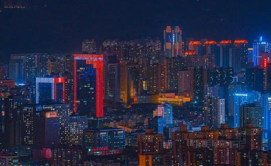 庐山花径公园, 绿树成荫, 湖水如镜, 亲子家庭在湖边漫步, 孩子们在安全区域玩水, 夏日清凉