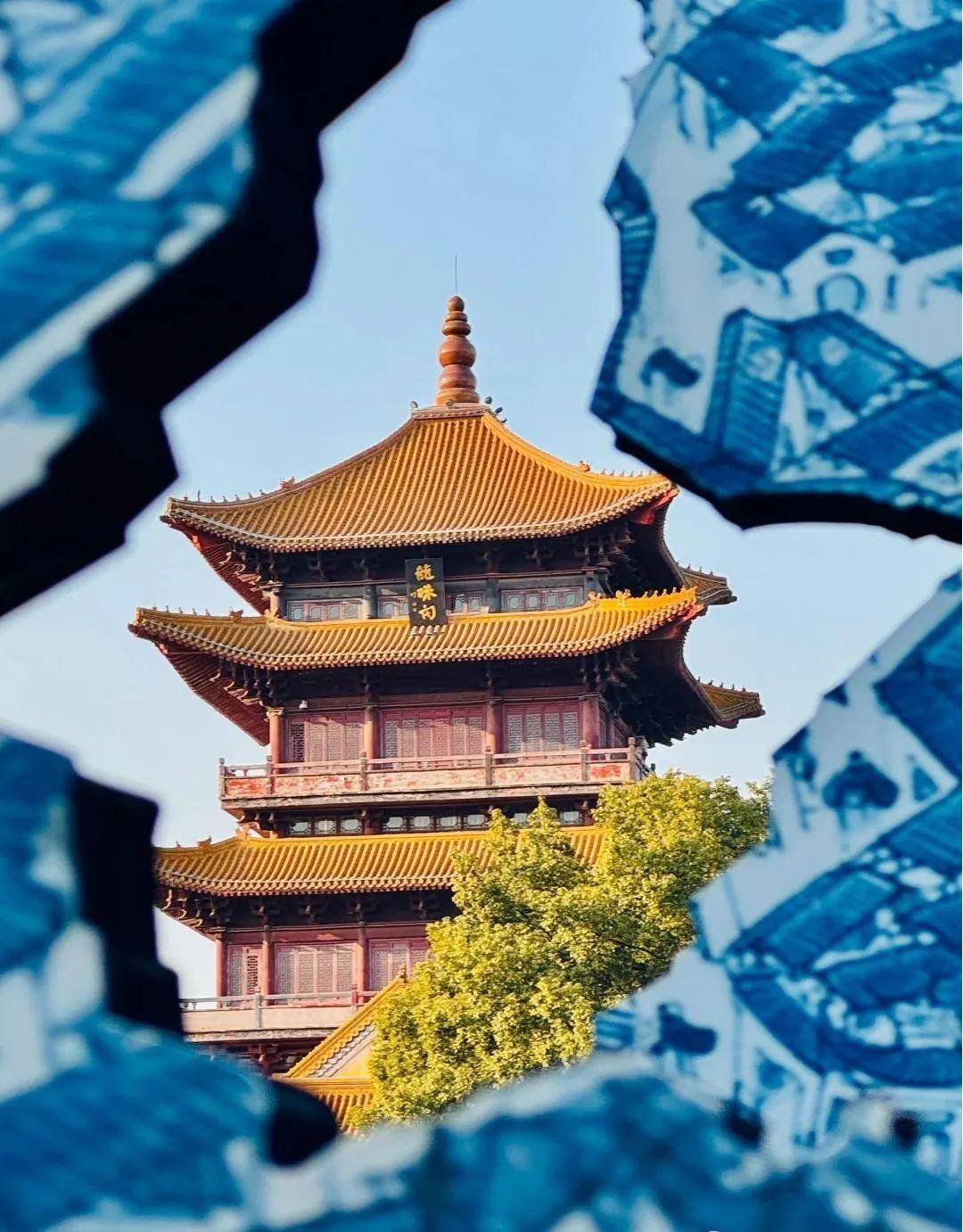 景德镇古窑民俗博览区, 传统制瓷工艺展示, 师傅专注拉坯, 周围孩子们好奇观看, 古朴建筑背景