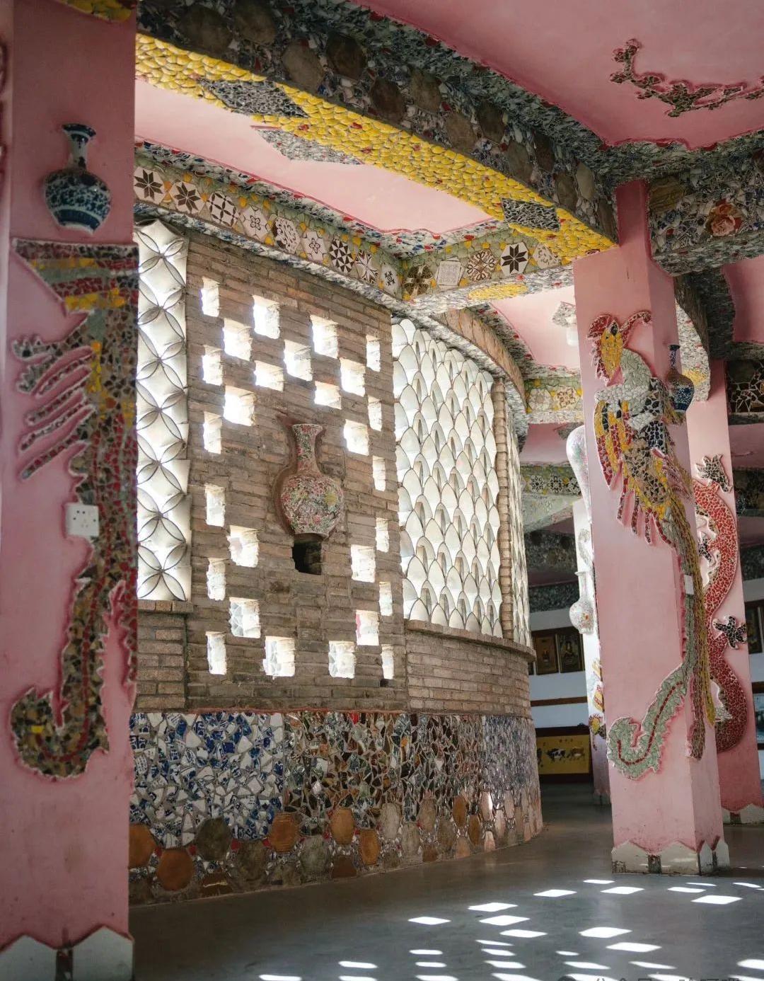 景德镇陶溪川文创街区夜景, 创意灯光装置, 亲子家庭在特色陶瓷店铺前拍照, 文艺气息浓厚