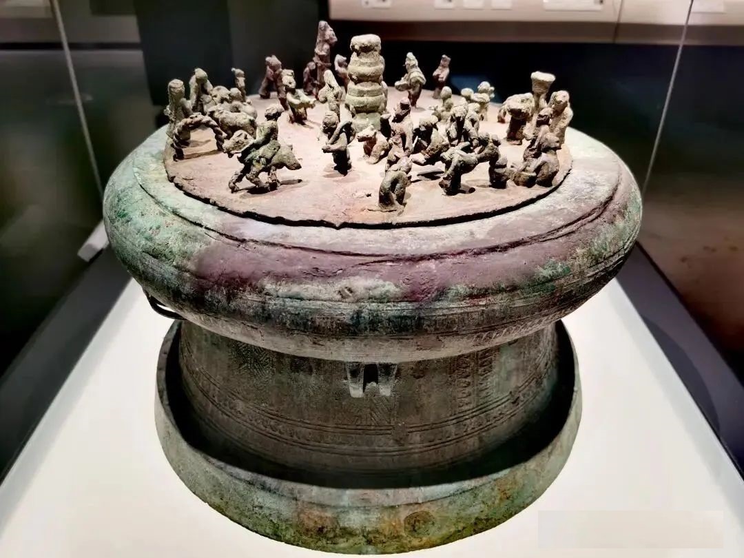 南昌海昏侯博物馆内景, 精美汉代文物展品, 金器银器在灯光下闪闪发光, 亲子家庭在认真参观学习