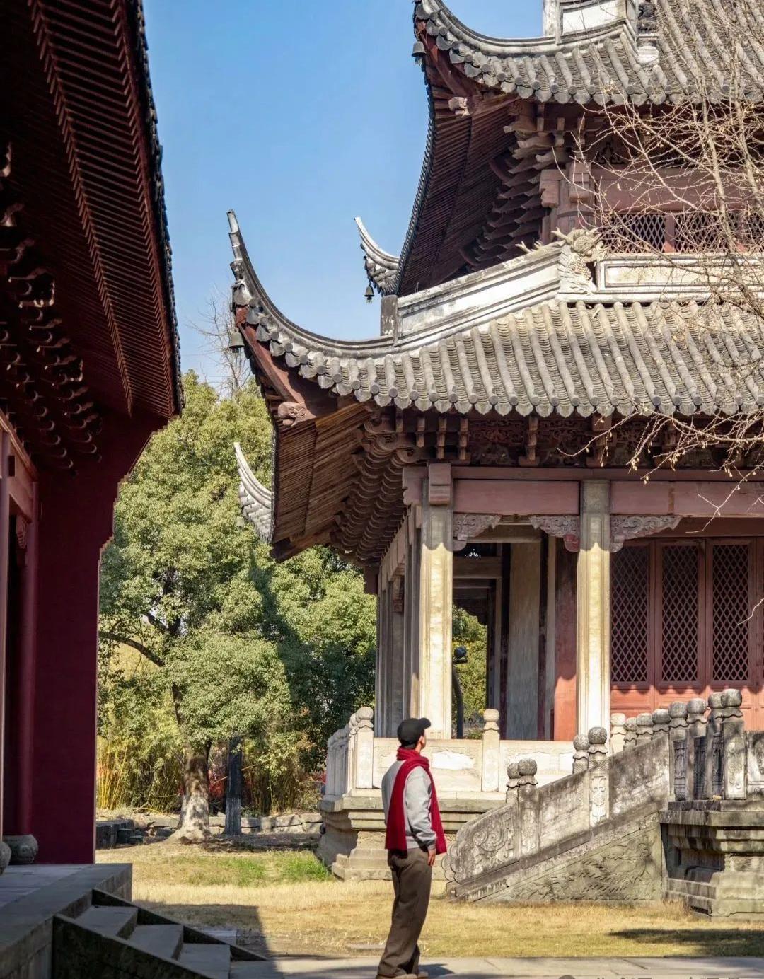 赣州古城墙, 巍峨古朴, 护城河清澈, 亲子家庭在城墙上漫步, 远山如黛, 古韵悠长