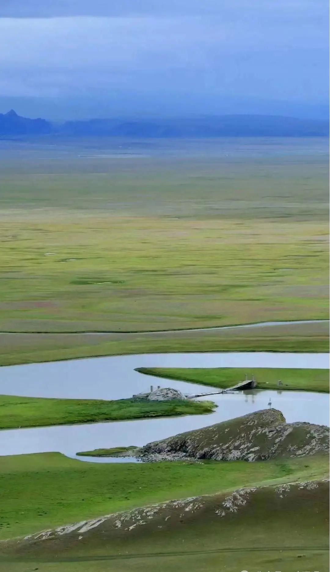 靖安观音岩瀑布, 飞瀑直下三千尺, 水雾弥漫, 彩虹若隐若现, 孩子们在安全区域嬉戏玩水, 欢声笑语